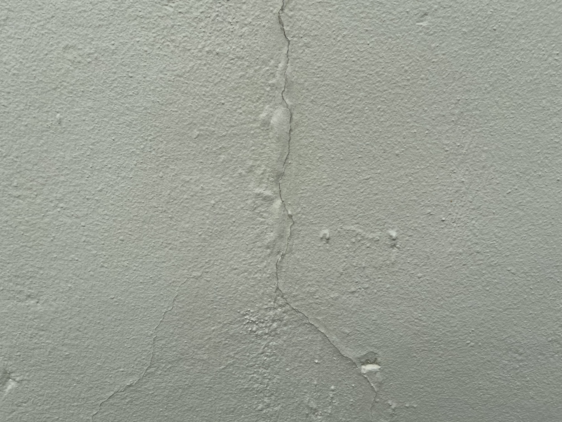 ひび割れが起きている
